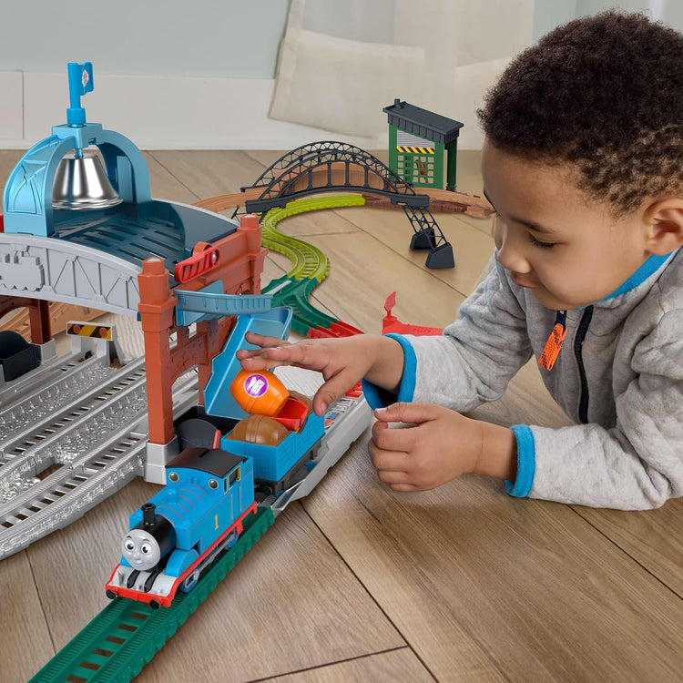 Fisher Price Thomas et Ses Amis Coffret Lancement de tonneaux motorisé avec Locomotive motorisée Classique et Wagon de Chargement, 5,5 mètres de Piste