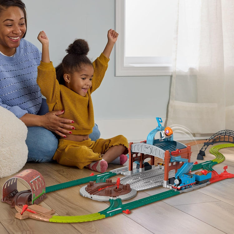 Fisher Price Thomas et Ses Amis Coffret Lancement de tonneaux motorisé avec Locomotive motorisée Classique et Wagon de Chargement, 5,5 mètres de Piste