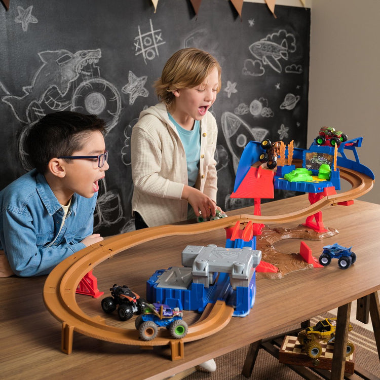 SPIN MASTER Monster Jam Supercharge Speedway avec Megalodon et Crazy Bull